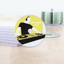 Texte : "CD intitulée 'Greatest Hits' avec un design de DJ, entourée de boîtiers de CD transparents sur une table.