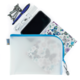 Ein durchsichtiger Beutel mit blauer Reißverschluss, gefüllt mit einem Smartphone, Ladegerät, Kopfhörern, einem Stift und einem bunten Stoffbeutel.