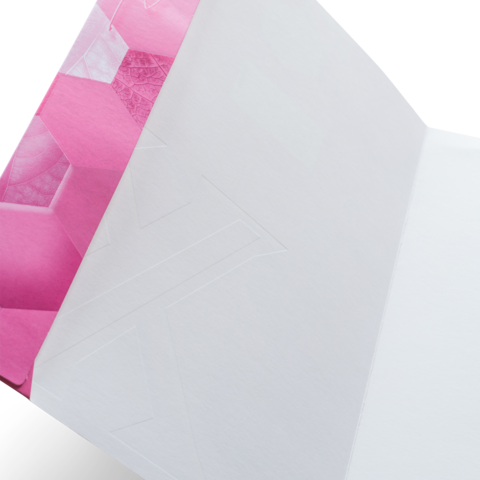Innenseite einer pinken Mappe mit geometrischem Muster. Die äußere Seite ist schlicht und weiß.