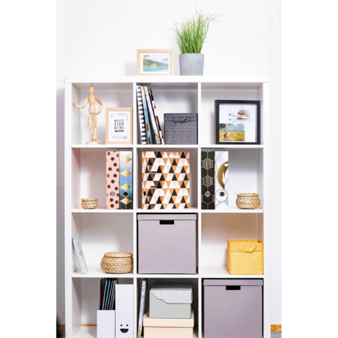 Regal mit offenen Fächern, gefüllt mit Bücher, dekorativen Boxen, einem Pflanzengefäß und Bilderrahmen.