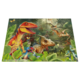 Bunte Dinosaurier in einer üppigen, tropischen Umgebung, umgeben von Pflanzen und fliegenden Insekten.