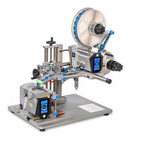 Une machine à étiqueter avec une étiquette en rouleau, un panneau de commande et un convoyeur pour l'étiquetage automatique des produits.