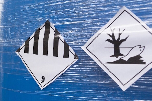 Étiquettes de marchandises dangereuses sur film étirable pour palettes, motif d'image pour étiquettes de danger, format paysage.