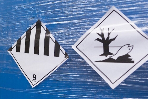 Étiquettes de marchandises dangereuses sur film étirable pour palettes, motif d'image pour étiquettes de danger, format paysage.