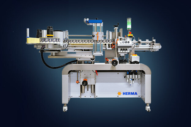 Une machine industrielle avec différents composants pour l'automatisation, sur un châssis stable, devant un fond abstrait bleu.