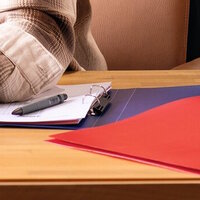 Classeur bleu et rouge sur le bureau