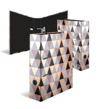 Ein dreidimensionaler Ordner mit einem geometrischen Muster aus dreieckigen Formen in verschiedenen Farben, einschließlich Schwarz, Beige und Braun.