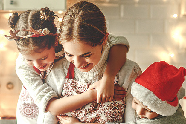 Atelier de bricolage de Noël, maman avec deux enfants