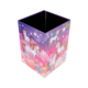 Ein quadratischer Mülleimer mit einem bunten Einhorn-Design, das Einhörner und Schmetterlinge auf einem lila-rosa Hintergrund zeigt.