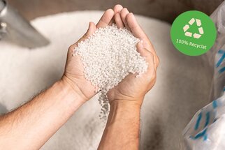 Des mains avec du recyclat PE, pour les étiquettes en film PE HERMA (recyclage de type pur)