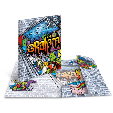 Ein aufgeschlagenes Notizbuch mit buntem Graffiti-Design auf der Vorderseite und einer Mauerstruktur im Hintergrund.