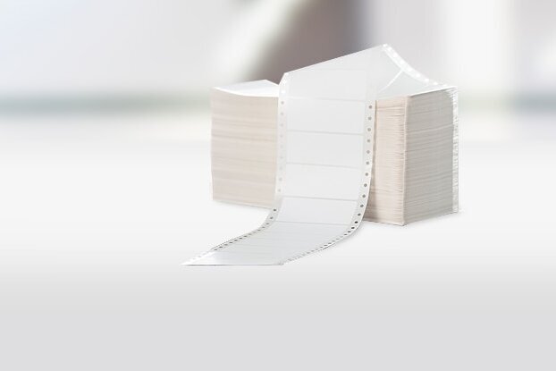 Étiquettes vierges : paquet d'étiquettes pliées HERMA, également appelées étiquettes informatiques ou étiquettes à perforation, format paysage.