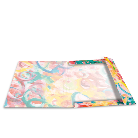 Offenes Notizbuch mit buntem, abstraktem Cover-Design in Pastellfarben und einem leeren Innenteil.