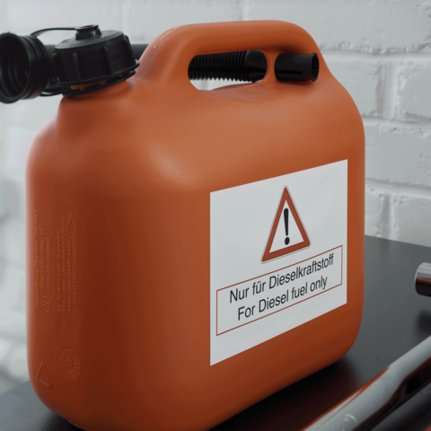 Oranger Kanister mit Warnhinweis, der besagt, dass er nur für Diesel-Kraftstoff verwendet werden darf.