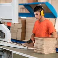 Employé à une scie dans la production de meubles