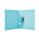 Tür mit blauer Oberfläche und geometrischem Muster, ausgestattet mit einem Türschloss und mehreren Öffnungen.