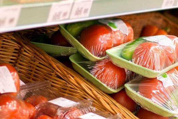 Étagère à fruits dans le commerce alimentaire, étiquetage des produits sur les emballages de fruits et légumes avec des étiquettes HERMA, format paysage.