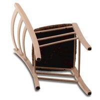 Patins en feutre noir collés sous les pieds des chaises.