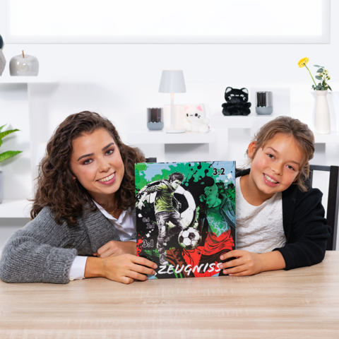 Deux filles tiennent un bulletin de football avec un graphique et le score de 3:2. Elles sont assises à une table dans une pièce lumineuse.