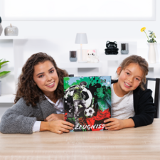 Deux filles tiennent un bulletin de football avec un graphique et le score de 3:2. Elles sont assises à une table dans une pièce lumineuse.