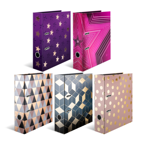 Des classeurs colorés dans différents designs, y compris des motifs géométriques et des étoiles, disposés en deux rangées.