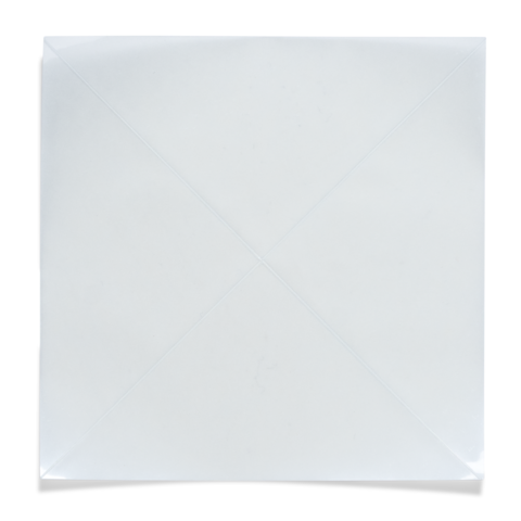 Ein quadratischer, weißer Umschlag mit gefalteten Ecken, geeignet für den Versand von Dokumenten oder Karten.