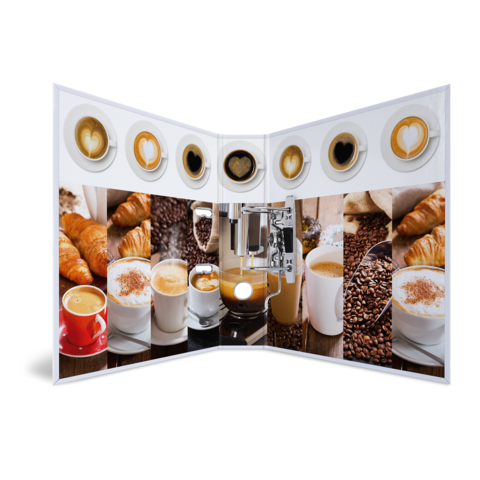 Ein aufgeschlagenes Faltblatt mit Bildern von Kaffee, Croissants und verschiedenen Getränken, darunter Espresso und Latte Macchiato.