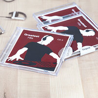 Image d'application des étiquettes de fermeture sur une pochette de CD.