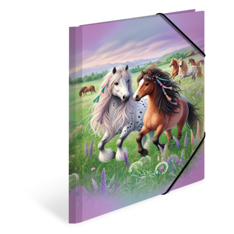 Zwei Pferde, eines weiß mit Flecken und das andere braun, laufen fröhlich über eine blühende Wiese, umgeben von weiteren Pferden im Hintergrund.