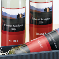 Bouteilles de vin sur lesquelles une étiquette est collée.