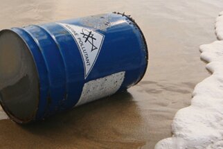 Étiquettes résistantes à l'eau de mer : fût chimique échoué sur la rive, avec une étiquette résistante à l'eau de mer.