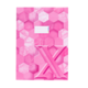 Rosa Heft mit hexagonalem Muster und hervorgehobenem Buchstaben "X" auf der Vorderseite.