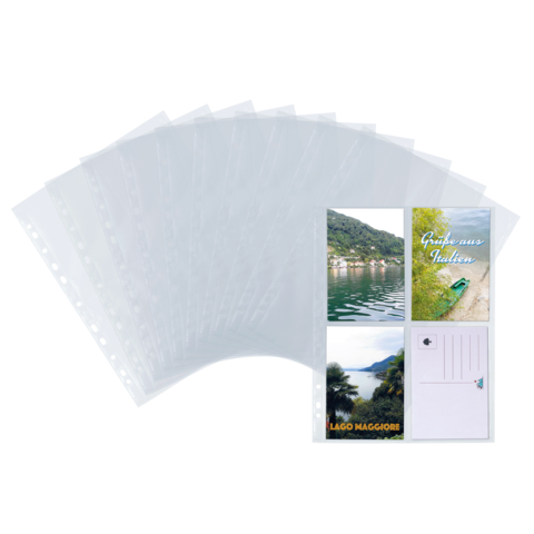 Transparente Fotohüllen mit Bildern von Lago Maggiore und einer Postkarte, die eine Landschaft in Italien zeigt.