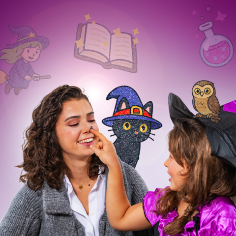 Deux femmes en costumes de sorcières, l'une avec un chapeau, l'autre avec un livre et un chat en arrière-plan. Des éléments magiques sont visibles.