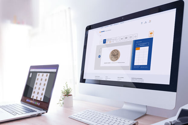 Deux écrans d'ordinateur sur un bureau, l'un affiche une interface utilisateur, l'autre une collection de pièces.