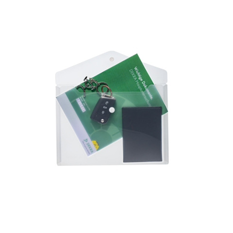 Ein transparenter Umschlag mit einem Schlüsselbund, einer Karte und einem schwarzen Notizblock.