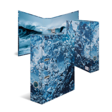 Ein dreidimensionales Objekt mit Wasser- und Wellenmotiven, das aus mehreren Paneelen besteht und eine dynamische Wasseroberfläche darstellt.