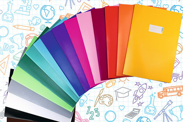 Des classeurs colorés disposés en demi-cercle, devant un fond avec divers symboles scolaires et de bureau.