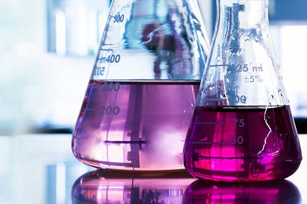 The translation of "Chemie Reagenzgläser" from German to French is "tubes à essai de chimie.