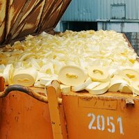 Étiquettes durables : Conteneurs avec déchets de papier support, éviter les déchets avec le système HERMA InNo-Liner.