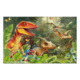 Bunte Dinosaurier in einer üppigen, tropischen Landschaft, umgeben von Pflanzen und fliegenden Insekten.