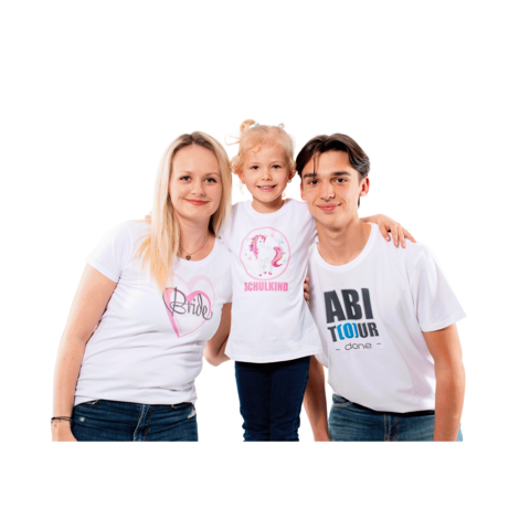 Drei Personen stehen zusammen: eine Frau, ein Junge und ein Mädchen. Das Mädchen trägt ein T-Shirt mit der Aufschrift "SCHULKIND".