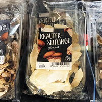 Commander en ligne des étiquettes en rouleau en impression numérique : emballages avec des champignons séchés (champignons de Paris, pleurotes et champignons huîtres), avec des étiquettes imprimées numériquement.