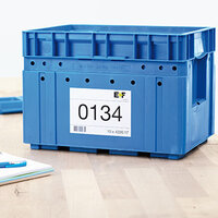 Étiquette universelle collée sur une boîte bleue