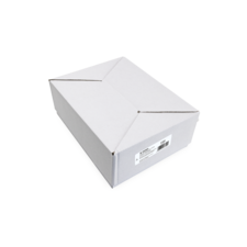 Weiße, rechteckige Verpackung mit gefaltetem Deckel und einem Etikett auf der Seite.