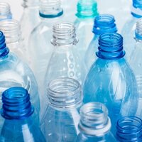 Étiquettes durables : bouteilles de boisson en plastique PET, motif d'image pour les étiquettes HERMA à décoller.