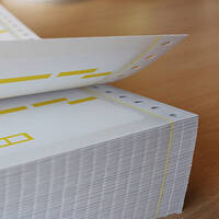 Étiquettes vierges : Pile d'étiquettes à plier HERMA, également appelées étiquettes informatiques ou étiquettes à perforation.
