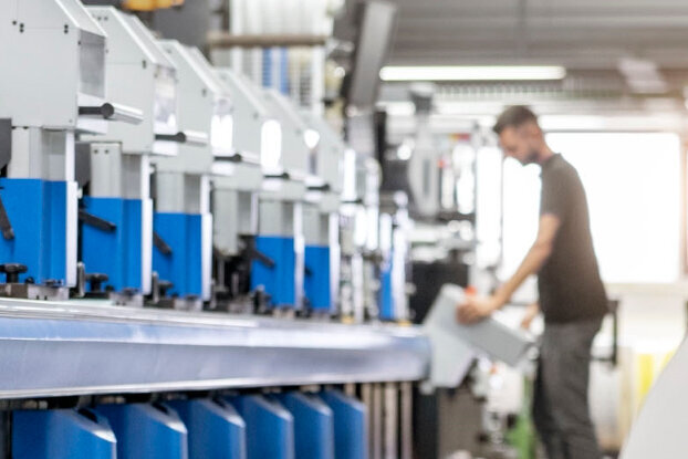 Machine de découpe et d'impression HERMA dans la production d'étiquettes, format paysage