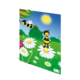 Bunte Illustration mit lächelnden Bienen, die auf weißen Margeriten stehen, umgeben von grüner Landschaft und strahlender Sonne.