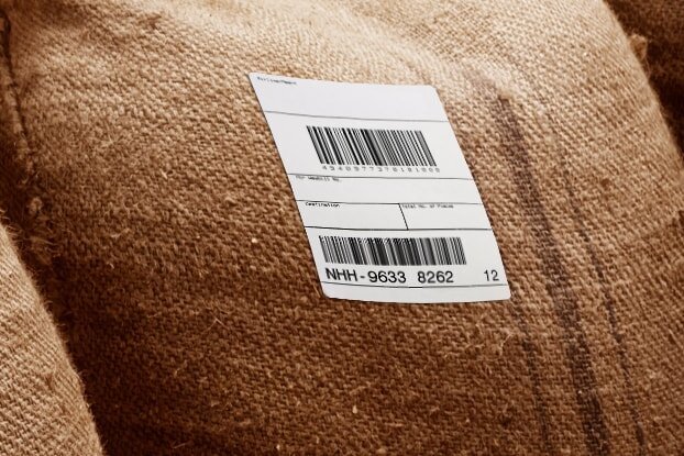 Étiquette HERMA sur sac d'aliments pour animaux, motif d'image pour étiquettes sur surfaces difficiles, format paysage